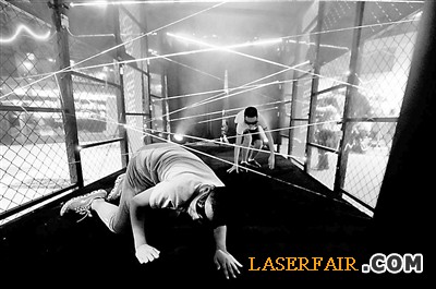 本報(bào)訊 （記者 雷嘉）第二屆城市科學(xué)節(jié)昨天在北京展覽館拉開(kāi)序幕。以&ldquo;光與色彩&rdquo;為主題，今年有眾多中外科普機(jī)構(gòu)帶來(lái)300余項(xiàng)互動(dòng)科學(xué)活動(dòng)、80余場(chǎng)科學(xué)表演秀、近50場(chǎng)科普講座，以及科技電影、動(dòng)手做美食等活動(dòng)，將持續(xù)到8月2日。