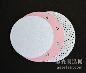 圖2：三個砂碟展示了其演化過程：從沒有孔到10mm直徑的孔， 再到更高密度的1.5mm的孔。(圖片來自：Norton|Saint-Gobain)