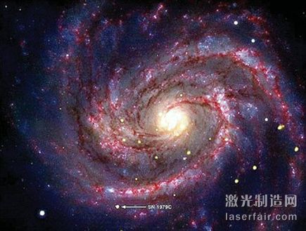 地球附近一個(gè)年僅30歲的黑洞被錢德拉X射線望遠(yuǎn)鏡發(fā)現(xiàn)。這個(gè)黑洞是距離地球約5000萬光年的M100星系中超新星“SN1979C”的余燼，正在吞噬這顆超新星和伴星落下的物質(zhì)。