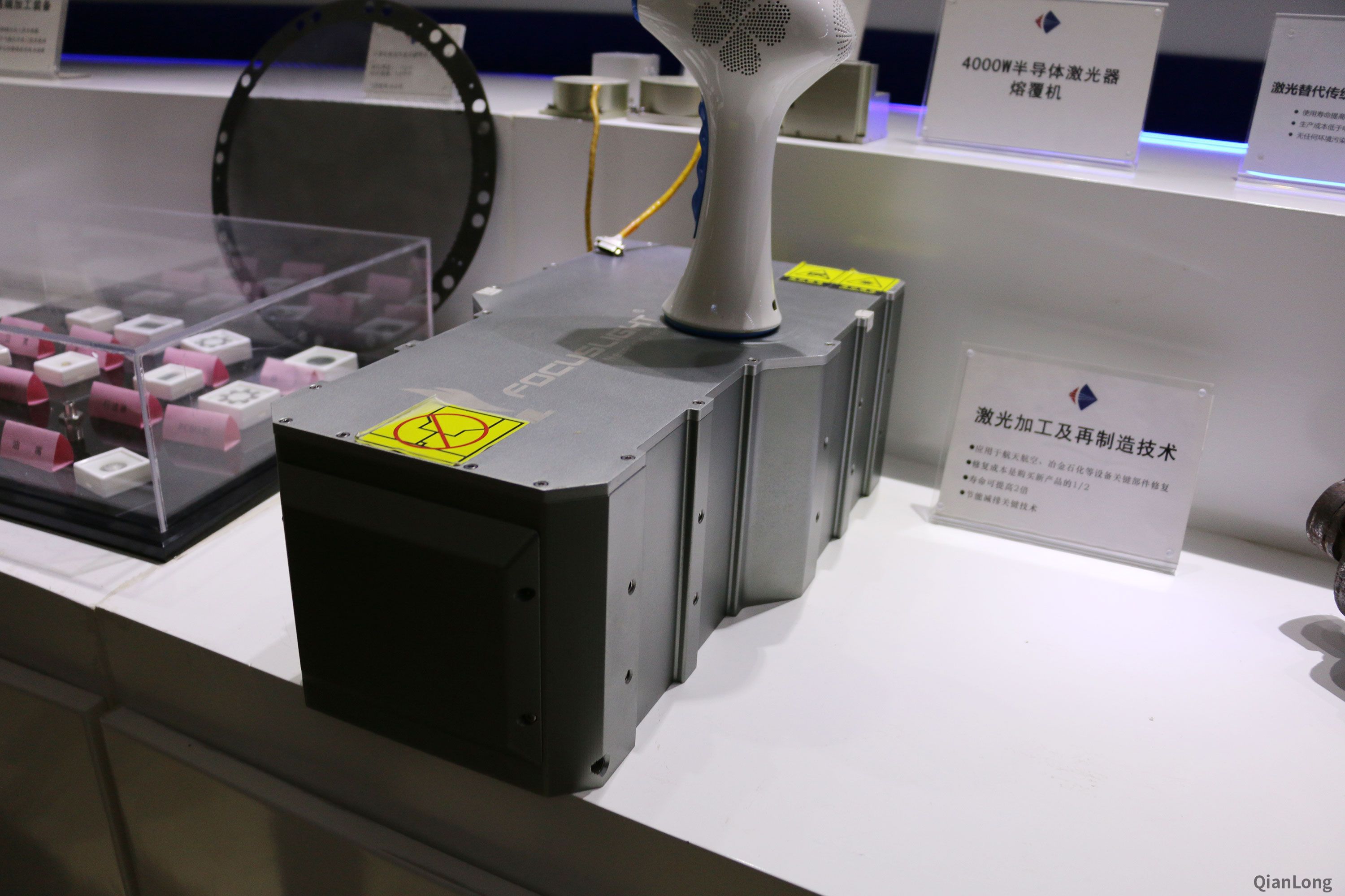 08.在西安光電所科技成果展示中心內(nèi)展出的激光熔覆設(shè)備，即4000w半導(dǎo)體激光熔覆機(jī)。（千龍網(wǎng)軍事頻道記者 馬群 攝）