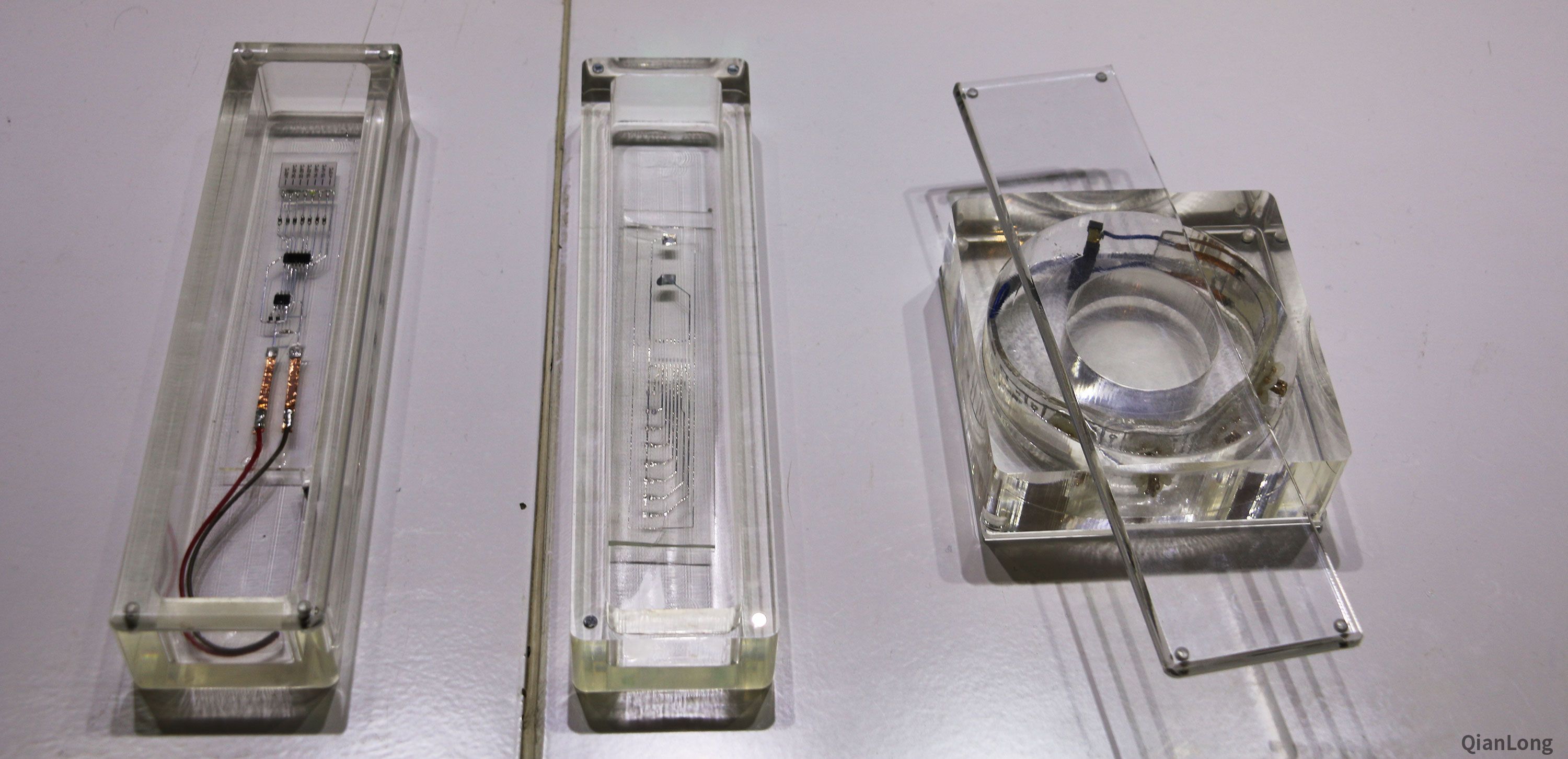 23.在西安光電所科技成果展示中心內(nèi)展出的液態(tài)金屬電子增彩制造的樣品。西安光電所獨(dú)創(chuàng)的液態(tài)金屬電子增彩技術(shù)，目前已實(shí)現(xiàn)液態(tài)金屬打印雷達(dá)波天線，并可融入飛機(jī)機(jī)翼或人類皮膚表面。（千龍網(wǎng)軍事頻道記者 馬群 攝）