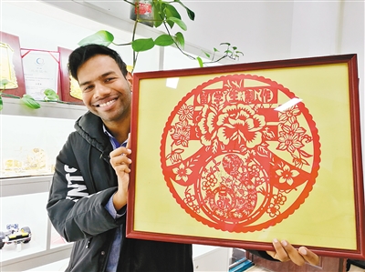 西工大一印度留學(xué)生愛上中國(guó)剪紙 用激光切割來創(chuàng)新 西工大一印度留學(xué)生愛上中國(guó)剪紙 用激光切割來創(chuàng)新