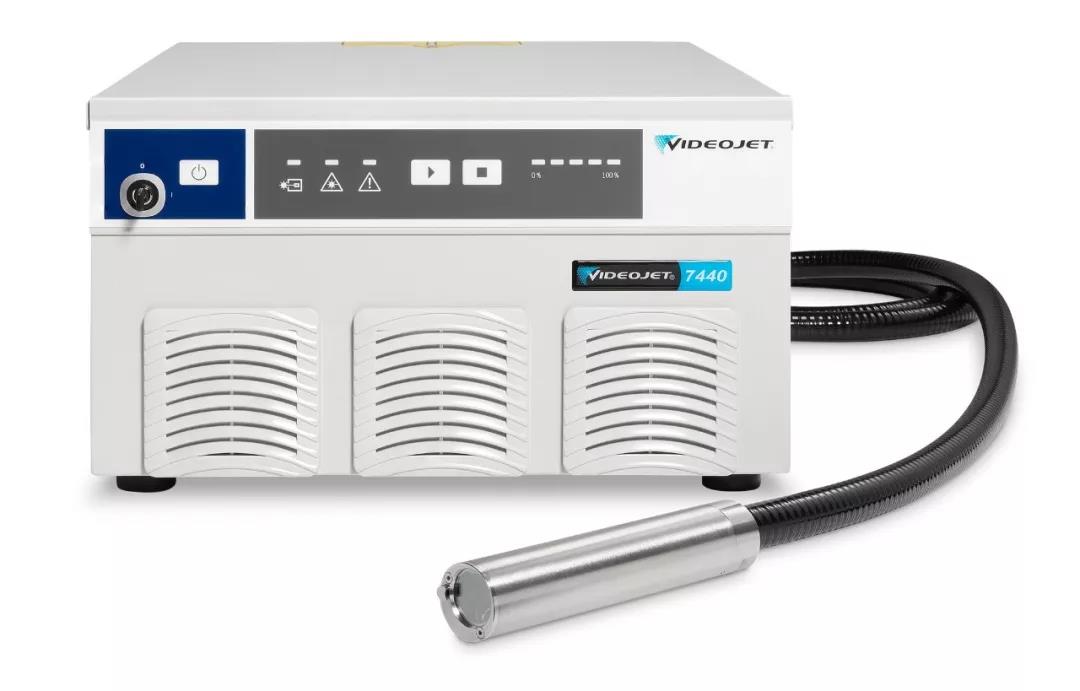 迪捷新推出 Videojet® 7340 和 7440 光纖激光打碼系統(tǒng)，領(lǐng)先使用業(yè)內(nèi)體積更小的 LightfootTM 打印頭。