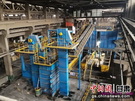 圖為酒鋼集團(tuán)西部重工公司消失模生產(chǎn)線。 白海濤 攝