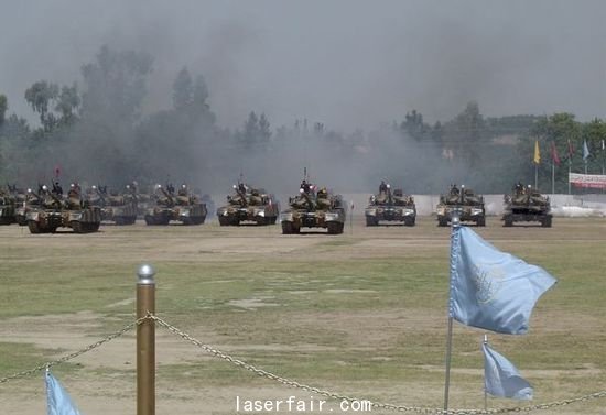 資料圖：哈立德主戰(zhàn)坦克又稱MBT-2000主戰(zhàn)坦克，是在中國(guó)90II主戰(zhàn)坦克的基礎(chǔ)上改進(jìn)而來(lái)。如今已是巴基斯坦裝甲部隊(duì)的中堅(jiān)。