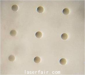 利用ps-Laser 1064 nm， 50 W進行陶瓷鉆孔