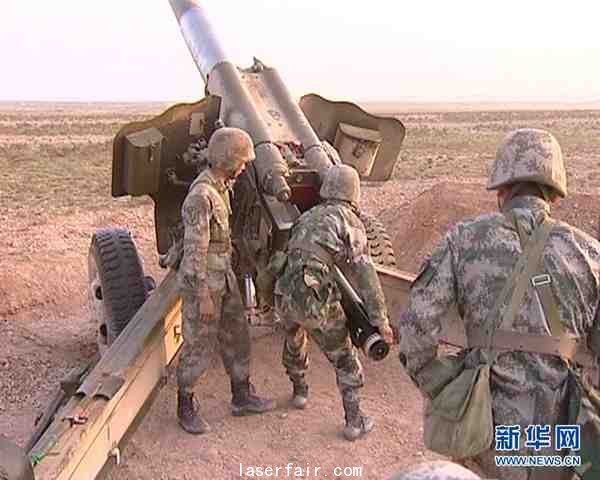 原文配圖： 各司其職，炮手一發(fā)實(shí)彈裝填。呂海金 攝