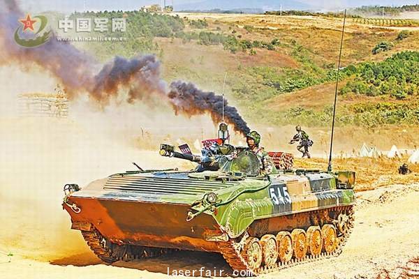 戰(zhàn)車“中彈”受損。張軍 攝