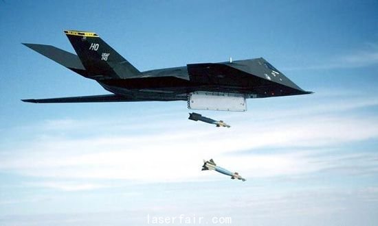 資料圖：F-117投下兩枚激光制導(dǎo)炸彈。