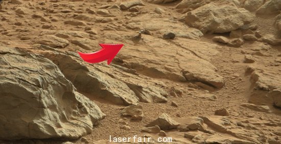 美國(guó)好奇號(hào)探測(cè)車在火星發(fā)現(xiàn)神秘金屬物
