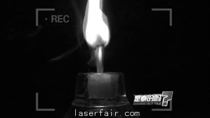 激光筆是生活中常用的物品，很多老師和導游都會用激光筆來做指引作用的小工具，但網(wǎng)絡(luò)傳言說用激光筆15秒能夠點燃火柴，這個傳言是否是真實的呢，記者準備了兩個激光筆進行現(xiàn)場試驗。
