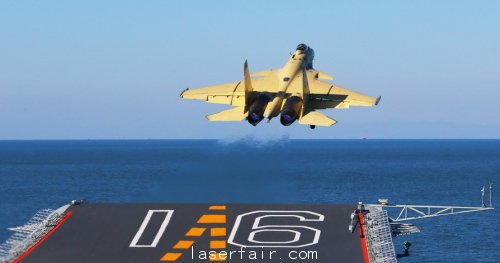 殲-15戰(zhàn)機(jī)自遼寧艦甲板滑躍起飛，相信未來國產(chǎn)航母將采用彈射器