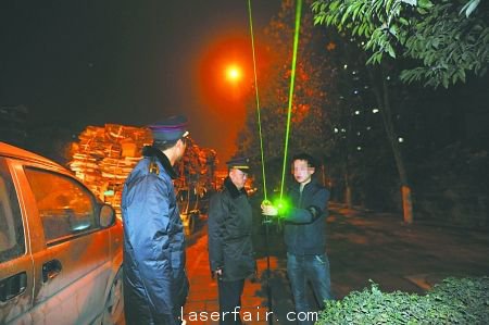 1月10日晚，經(jīng)過(guò)沙區(qū)市政行政執(zhí)法支隊(duì)3位隊(duì)員的勸解，賣(mài)激光手電筒的攤主離開(kāi)。