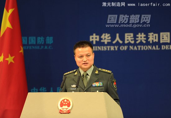 國防部新聞事務(wù)局副局長、國防部新聞發(fā)言人楊宇軍上校答記者問 周琳攝