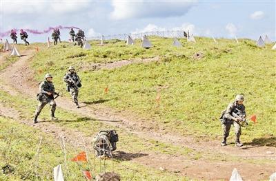 激光交戰(zhàn)！成都軍區(qū)某團(tuán)高原紅藍(lán)對抗演練(圖)