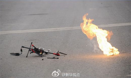 “低空衛(wèi)士”演示中燒毀的小型飛行器。