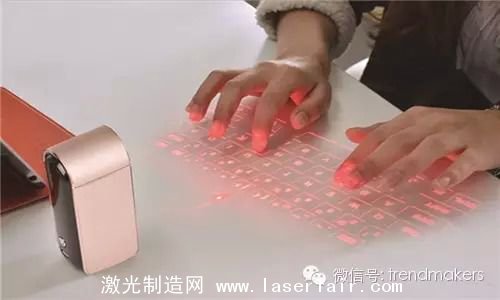 移動辦公領域，手機和平板以其極佳的便攜性正在逐步取代笨重的PC，然而在某些人眼中，觸控的輸入方式依舊沒有傳統(tǒng)鍵盤用得舒服，因此采用鐳射激光的鍵盤就很有存在的必要啦！